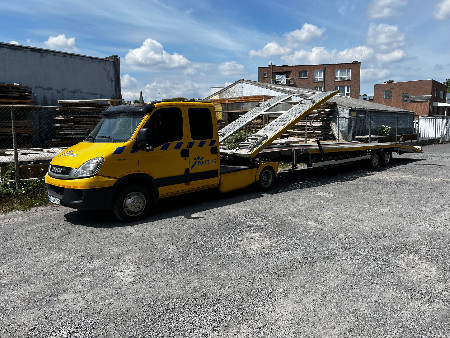 Gele takelwagen met gekanteld laadplatform