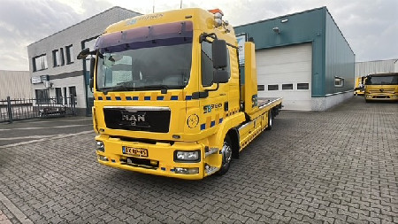 Gele MAN-takelwagen met vlak laadplatform
